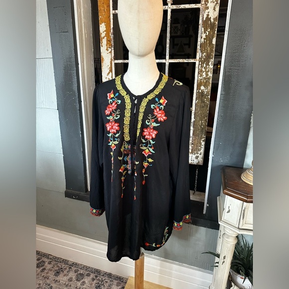 Johnny Was Black Floral Embroidered Blouse Suko V-neck Size 1X / XXL - Picture 4 of 11